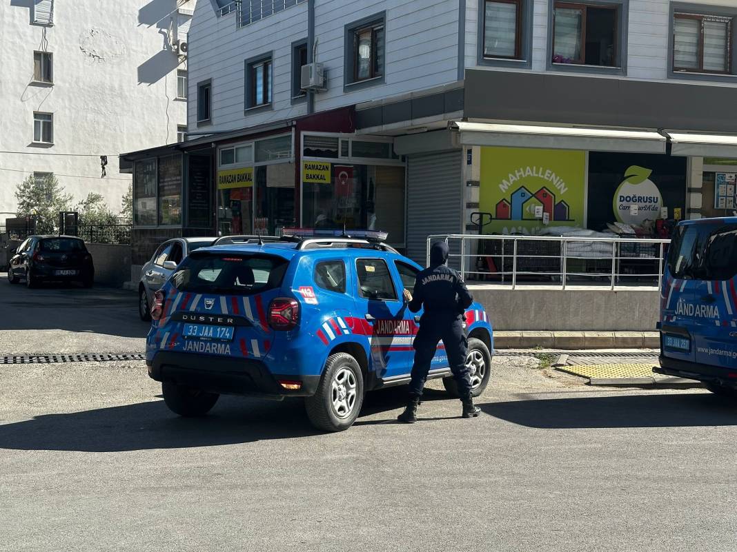 Eşini evde tüfekle öldürdü, otomobilinde canına kıydı 2